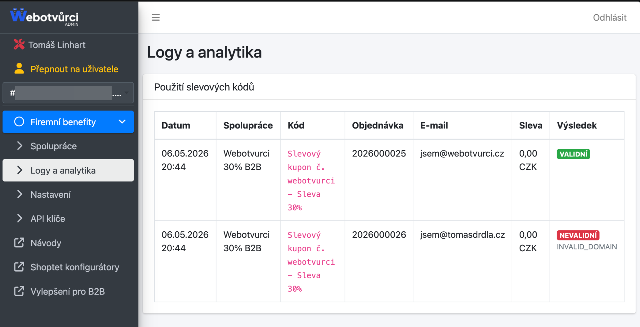Log vyhodnocení firemních slev v administraci doplňku — u každé objednávky je vidět spolupráce, slevový kód, e-mail a výsledek ověření (validní / nevalidní).