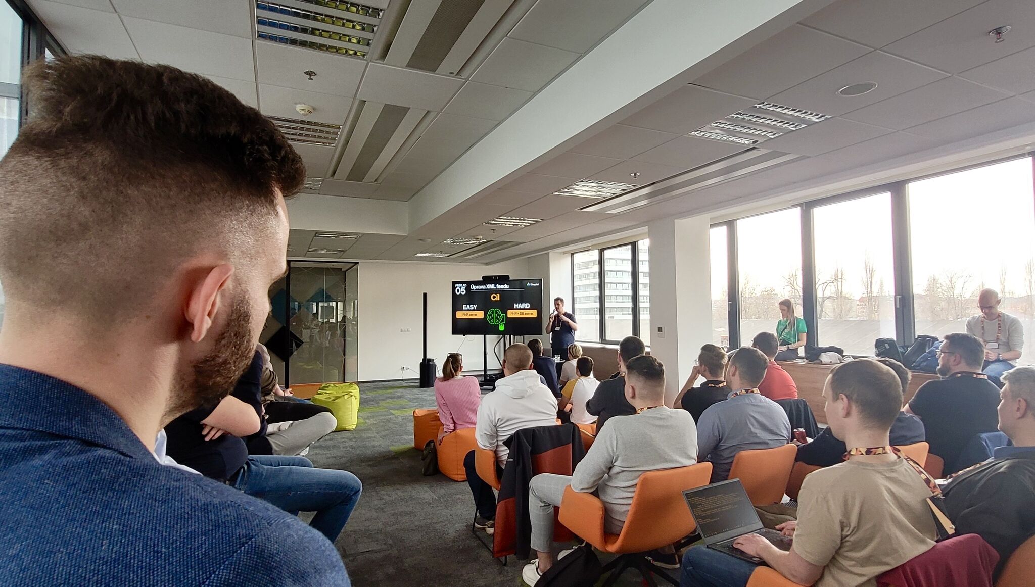Současná prezentace na konferenci s posluchači v moderním konferenčním sále.